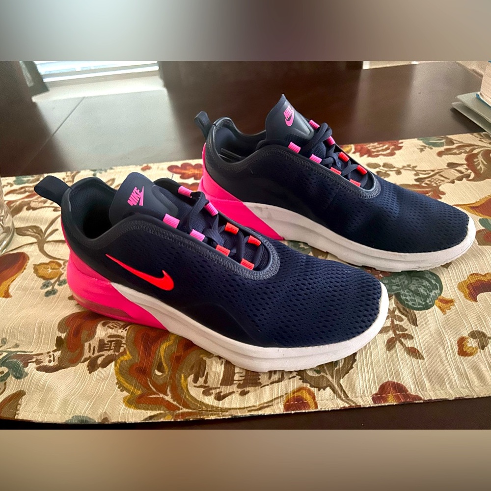 Nike women Air Max Motion 2